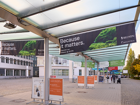 Banner am Glasdach zwischen U-Bahn und Eingang West