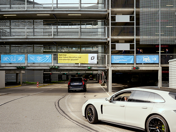 Banner am Parkhaus West