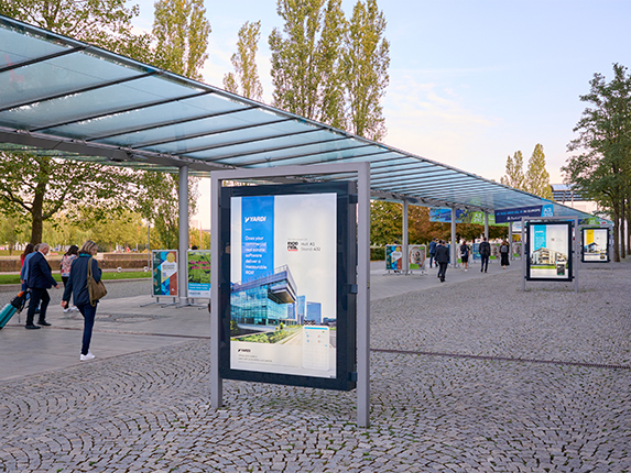 City Light Poster zwischen U-Bahn und Eingang West