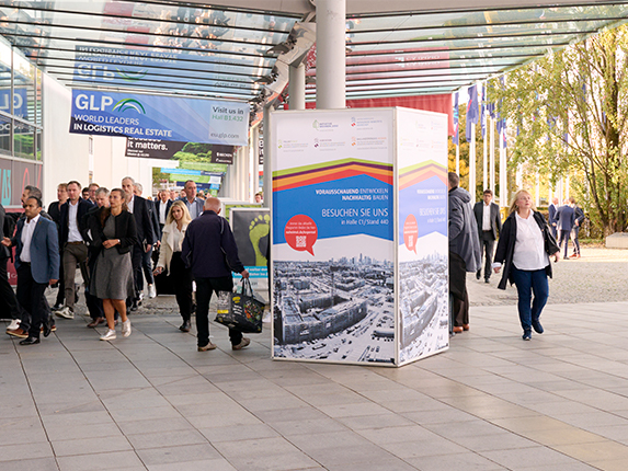 Werbeturm vor dem Eingang West