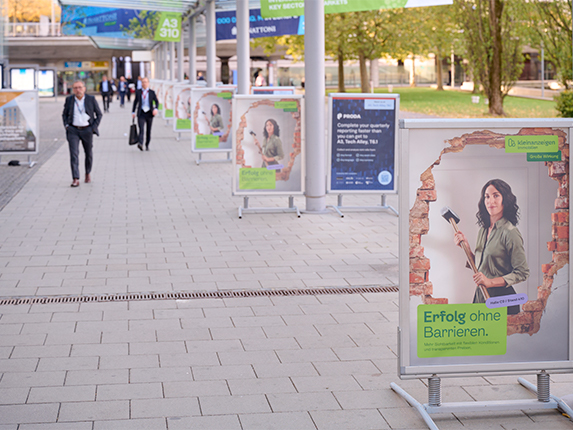 Windmaster zwischen U-Bahn und Eingang West