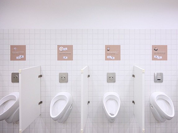 Pissoirs-Aufkleber, Toiletten in den Hallen