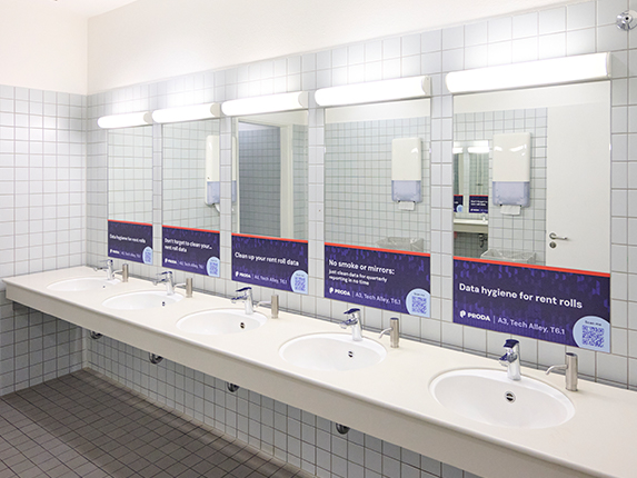 Spiegel-Aufkleber, Toiletten in den Hallen