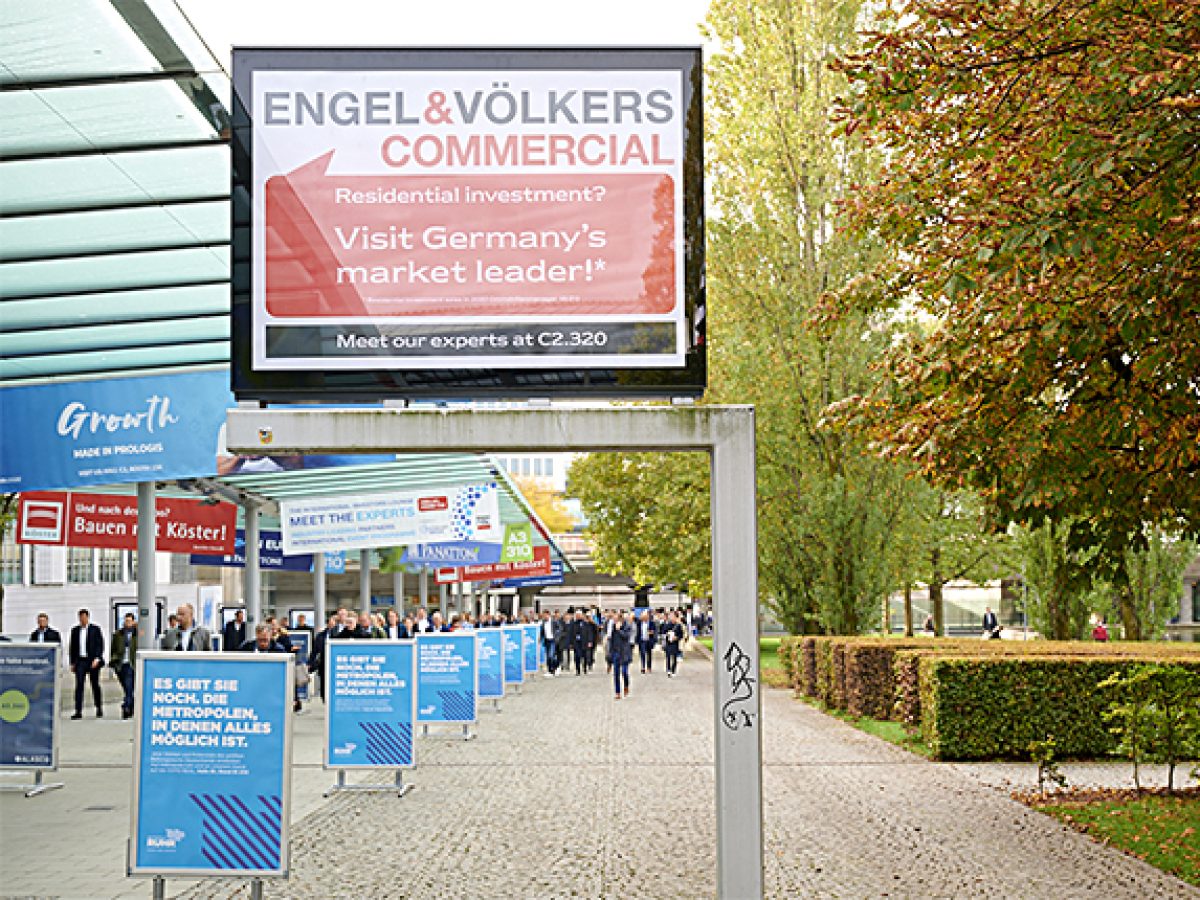 City Light Poster XXL zwischen U-Bahn und Eingang West