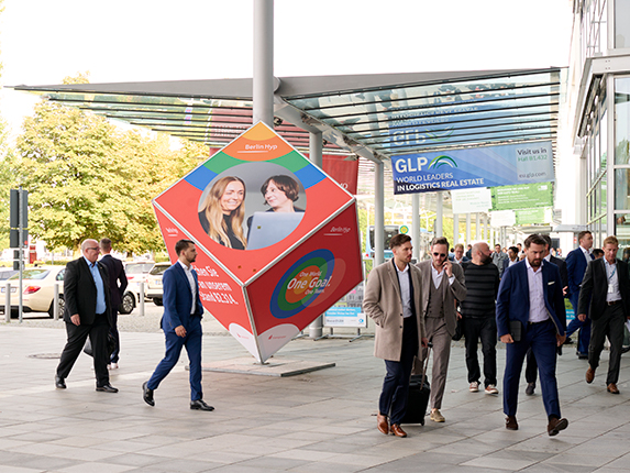 Advertising cube, Entrance West