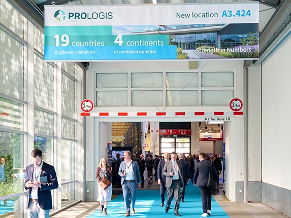 Banner in the connecting corridor