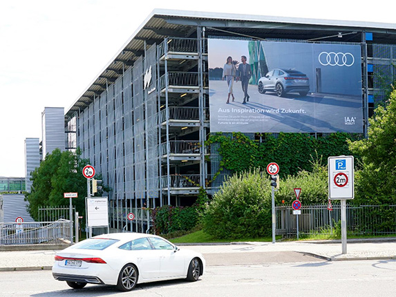 Megaposter am Parkhaus West